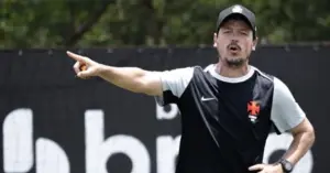 Vasco encerra preparação para clássico com o Flamengo sem Rayan