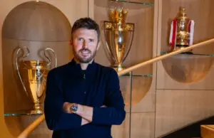 Manchester United contrata o técnico Michael Carrick