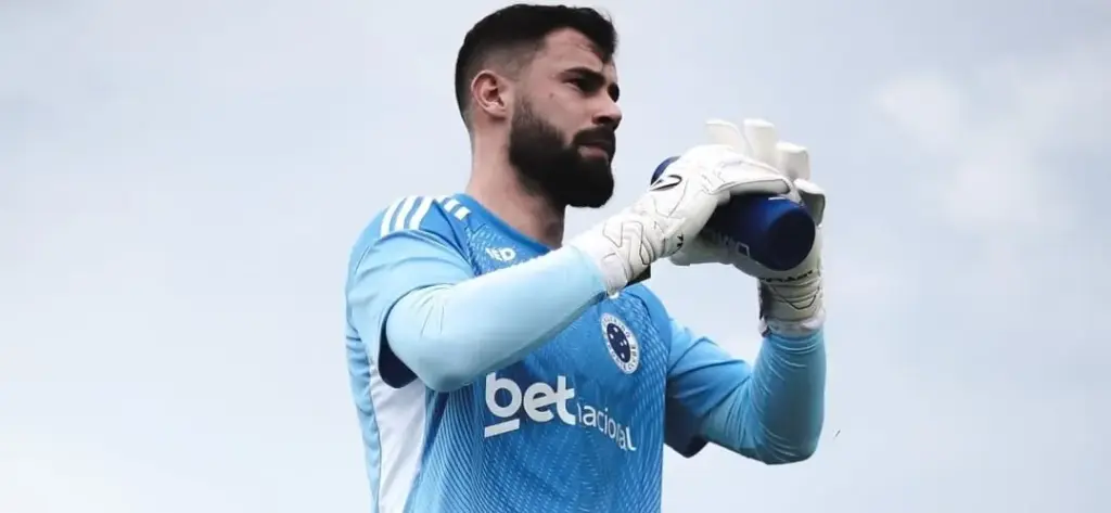 Goleiro do Cruzeiro sofre lesão no joelho vai passar por cirurgia