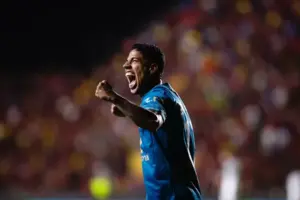 Com problemas salariais, meia do Sport pede rescisão