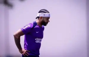 Memphis Depay vai a campo pela 1ª vez na temporada