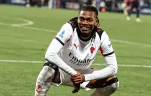 Milan bate Cagliari e assume a liderança do Italiano