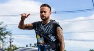 Após renovar, Neymar retorna aos treinos no Santos