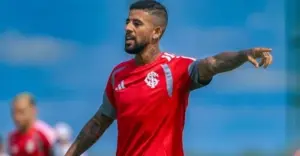 Internacional apresenta Paulinho, e avalia novos reforços com calma