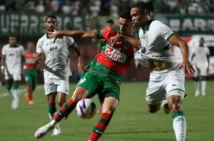 Expulsão na Portuguesa muda a cara do jogo e o Guarani aproveita
