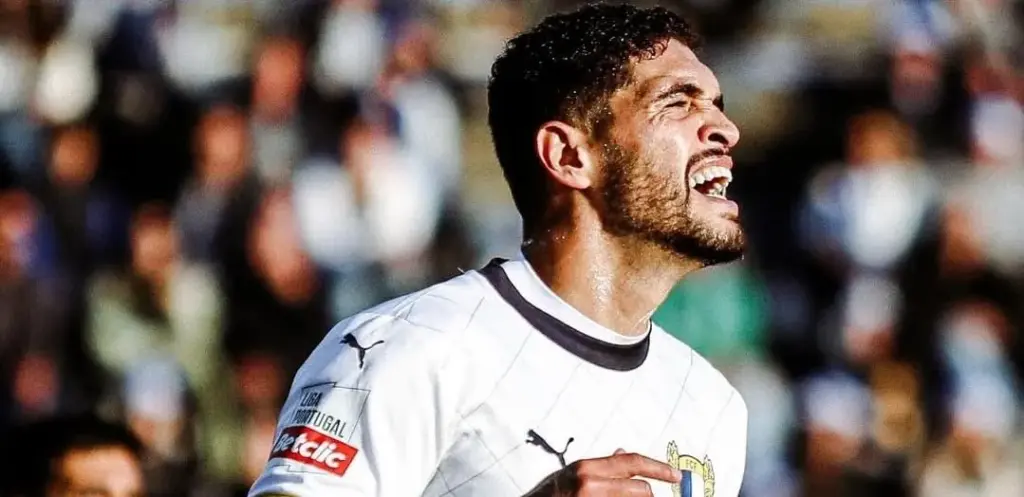 Vitória fecha a contratação de zagueiro por empréstimo de um ano