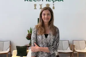 Leila Pereira irá processar torcedores que picharam sede do Palmeiras
