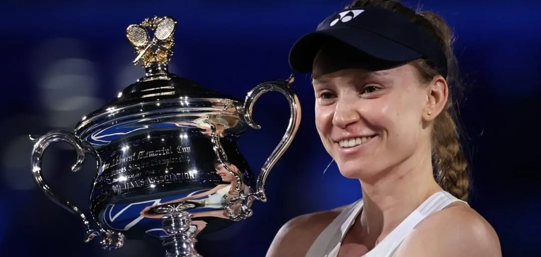 Rybakina com o troféu do Australian Open (Foto: Divulgação-Australian Open)