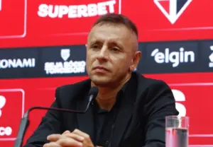 Rafinha diz que crise não pode ser 'muleta' no São Paulo