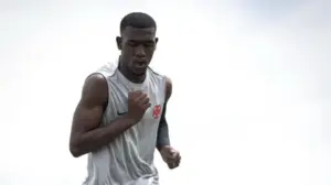 Vasco inicia troca de documentos para venda de Rayan ao Bournemouth