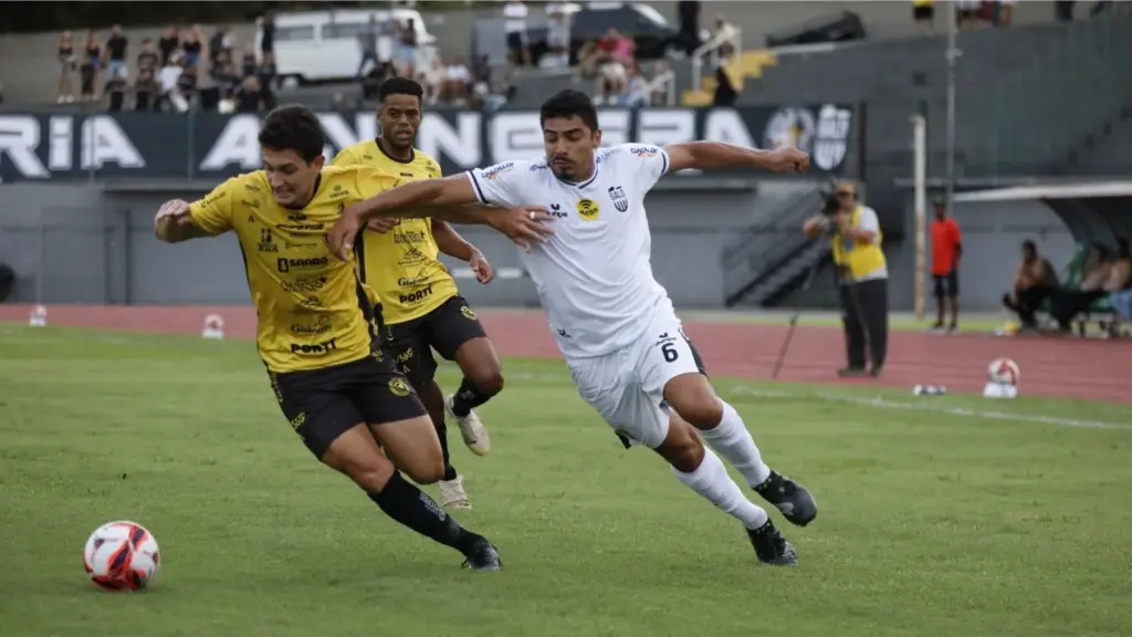 PARANAENSE: Coritiba quer espantar má fase, e vencer a 1ª 2 Galo Maringá é o lanterna do Paranaense - Foto: Odair Figueiredo / Galo Maringá