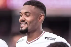 São Paulo agenda reunião para renovar contrato de zagueiro titular