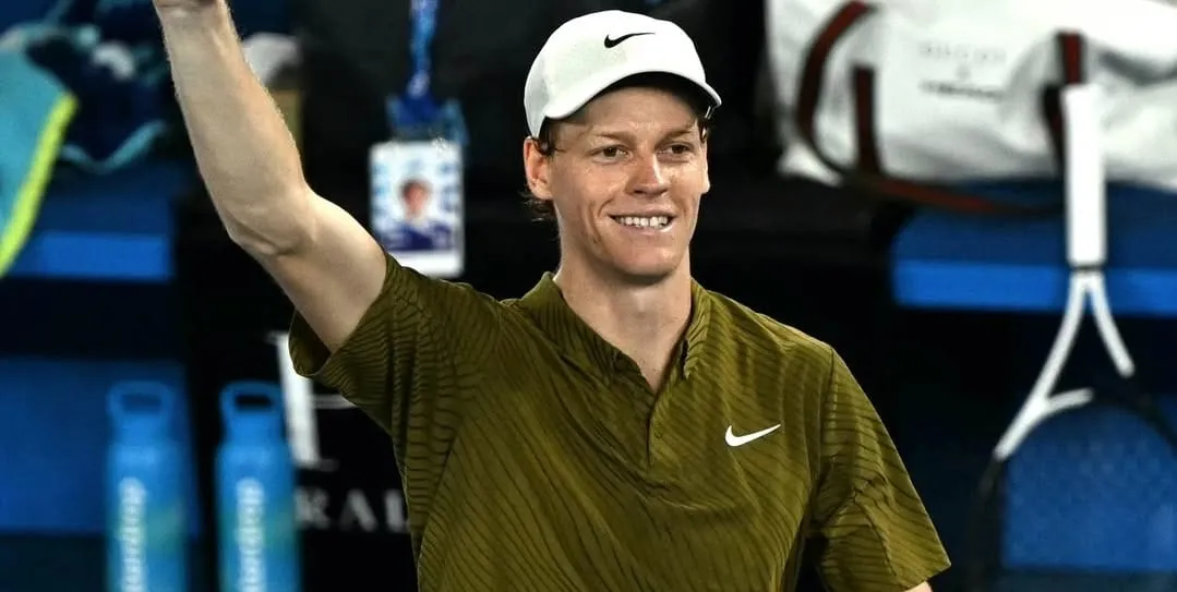 Jannik Sinner em ação no Australian Open (Foto: Reprodução-Instagram @janniksin)