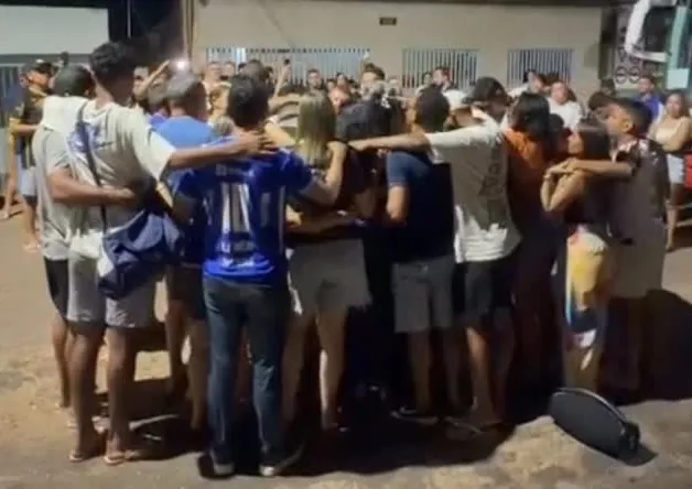 Roda de oração após chegada da delegação do Águia-PA