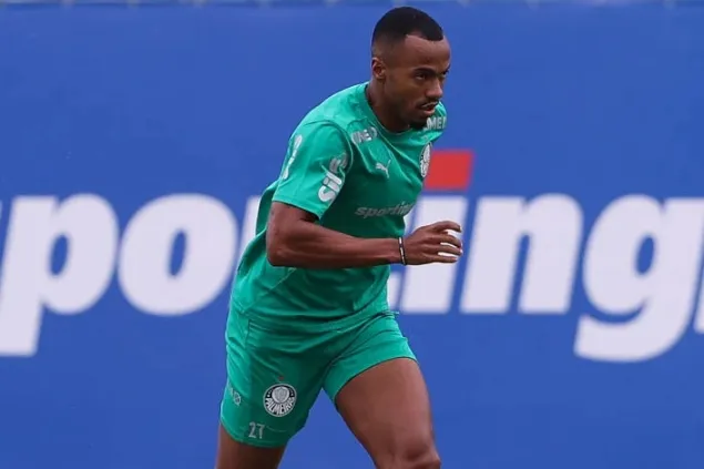 Marlon Freitas em ação no treino do Palmeiras