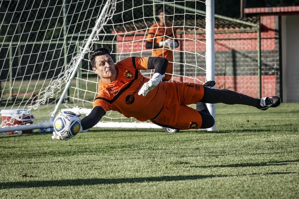 Dênis retorna aos treinos do Sport após nova recuperação cirúrgica (Foto: Rafael Bandeira / SCR)