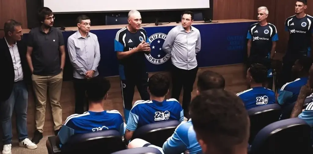 Elenco do Cruzeiro se reapresenta e diretor mira acerto com Gerson