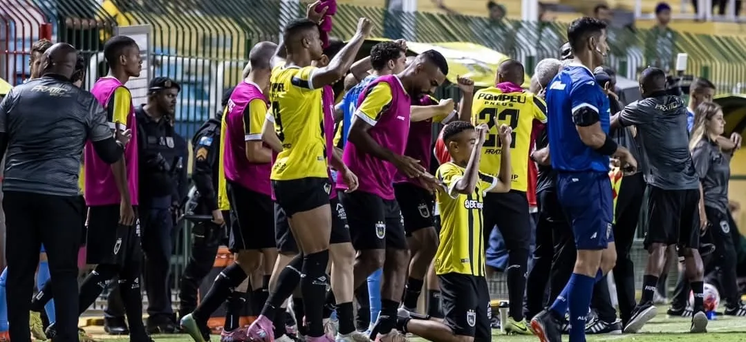 Jogadores do Volta Redonda comemoram vitória contra o Boavista (Foto: João Braz-VRFC)