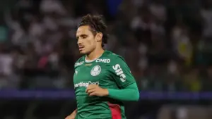 Raphael Veiga deixa o Palmeiras com coleção de títulos e status de ídolo