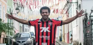 Romarinho busca novo clube para 2026 após saída do Vitória