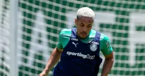 Palmeiras deve ter Vitor Roque de volta para o clássico contra o Santos