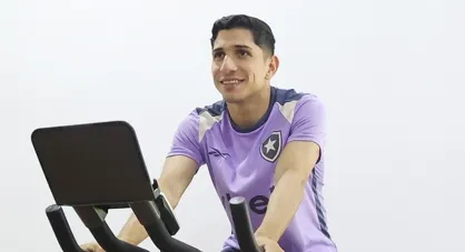 Savarino retorna ao Botafogo e segue negociação com Fluminense