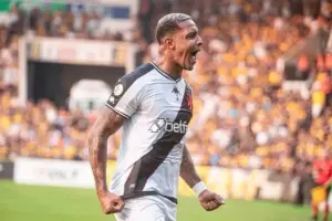 Vitória avança por David e acerta retorno do atacante