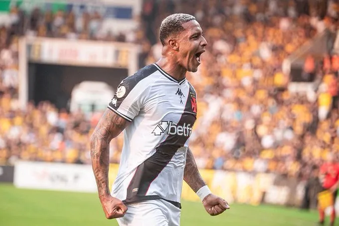 Vitória avança por David e acerta retorno do atacante