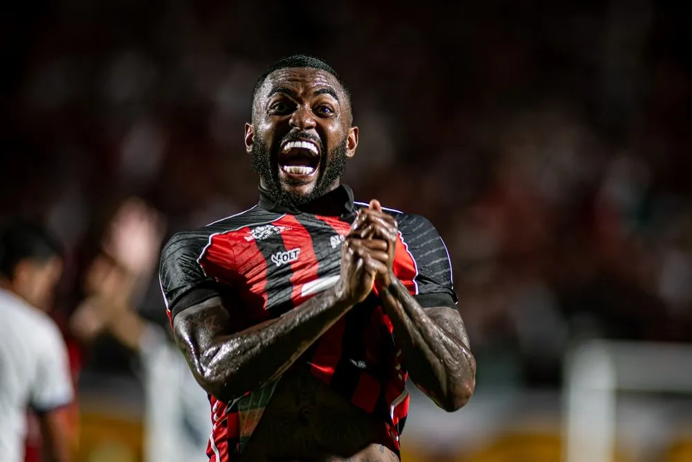 Vitória renova empréstimo de Ramon e fecha lateral esquerda para 2026 (Foto: Victor Ferreira / ECV)