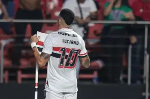 São Paulo 2 x 0 Santos - Tricolor vence e espanta crise