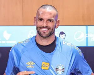 Weverton é apresentado no Grêmio e põe Fabio como exemplo no gol