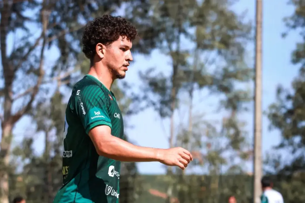 Maringá promove o meio-campista Zé Pedro ao elenco profissional