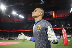 Amazonas garante permanência de goleiro e confirma lateral