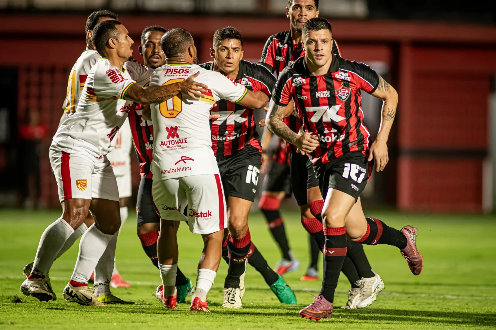 BAIANO: Vitória estreia time principal e goleia Juazeirense (Foto: Victor Ferreira/ECV)