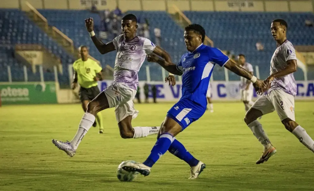 Confiança empata sem gols Falcon