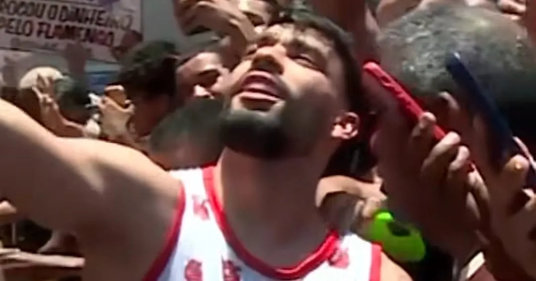 Lucas Paquetá ao lado de torcedores do Flamengo (Foto: Reprodução-Fla TV)