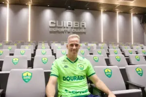 Cuiabá acerta retorno de goleiro e contrata zagueiro