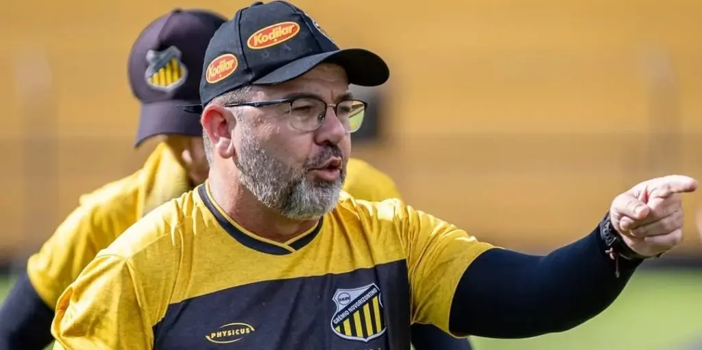 Santos x Novorizontino - Onde assistir, horário e escalações 2 Enderson Moreira durante treino (Foto: Ozzair Junior-Novorizontino)