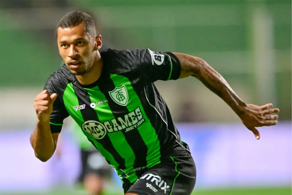 Coritiba negocia contratação de lateral e atacante