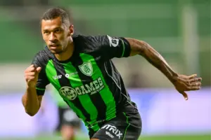 Coritiba negocia contratação de lateral e atacante