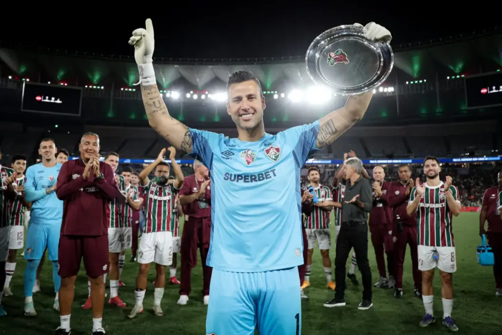 Fluminense renova contrato com o goleiro de 45 anos até o fim de 2027