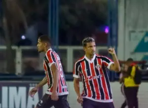 CEARENSE: Ferroviário vence Maracanã com gol de bicicleta na abertura