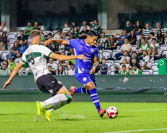 PARANAENSE: Com Sub-20, Coritiba tropeça na estreia