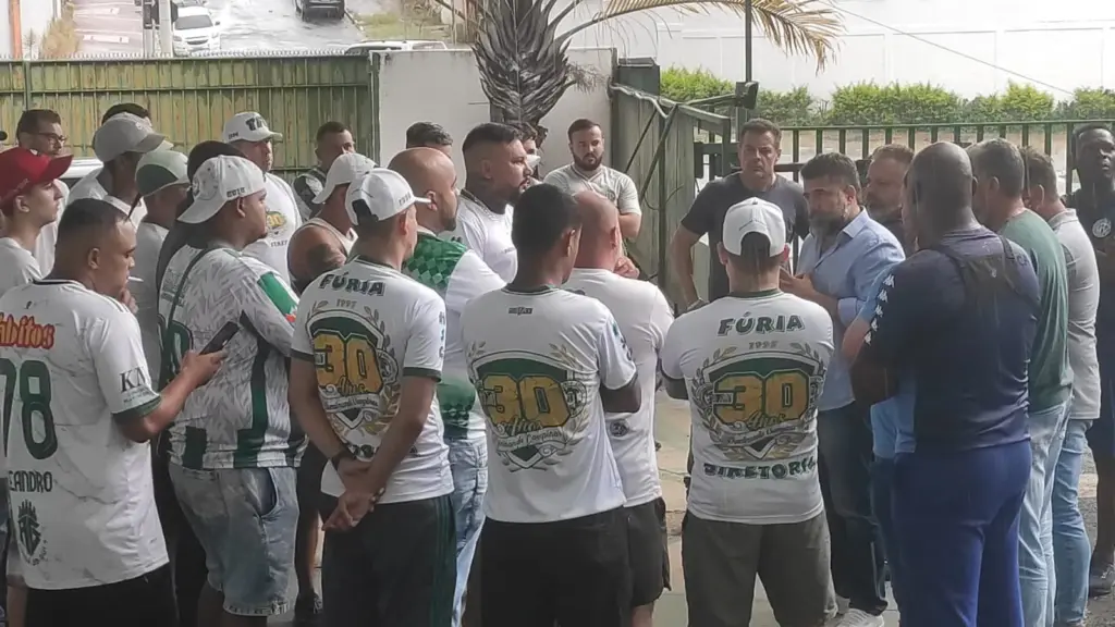 Fúria protesta no Guarani, e diretoria esclarece caso Matheus Costa