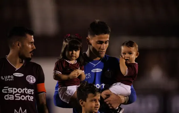 goleiro da ferroviaria celebra primeira assistencia da carreira