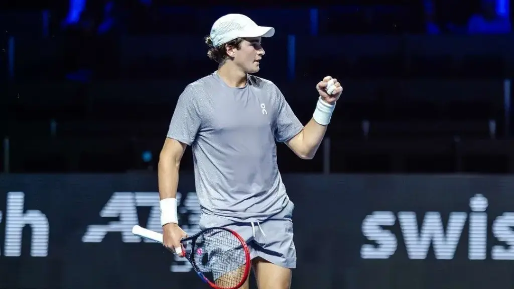 João Fonseca participa de ação com boleiros no ATP de Brisbane antes de iniciar temporada