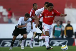 Campeão mundial pelo Inter é agredido por policiais