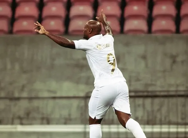 Retrô vence Vitória Pernambucano