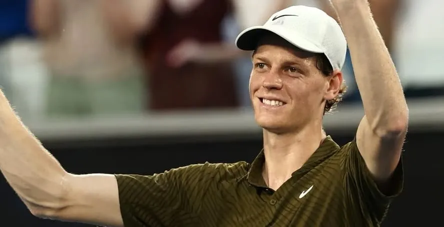 Jannik Sinner em ação no Australian Open (Foto: Reprodução-Instagram @janniksin)