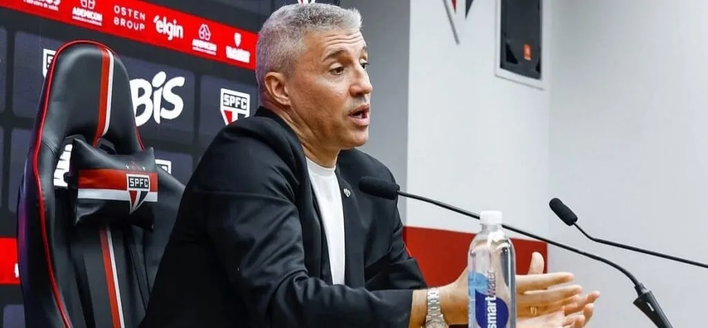 Crespo durante entrevista coletiva (Foto: Rubens Chiri-SPFC)